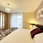 Juno, Jubilee Apartment