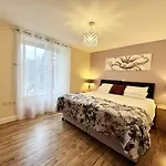 Juno, Jubilee Apartment